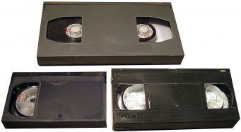 Beta_tape_sizes_2 Comparaison de cassettes: Betacam SP L (haut), Betacam SP S (gauche), VHS (droite)